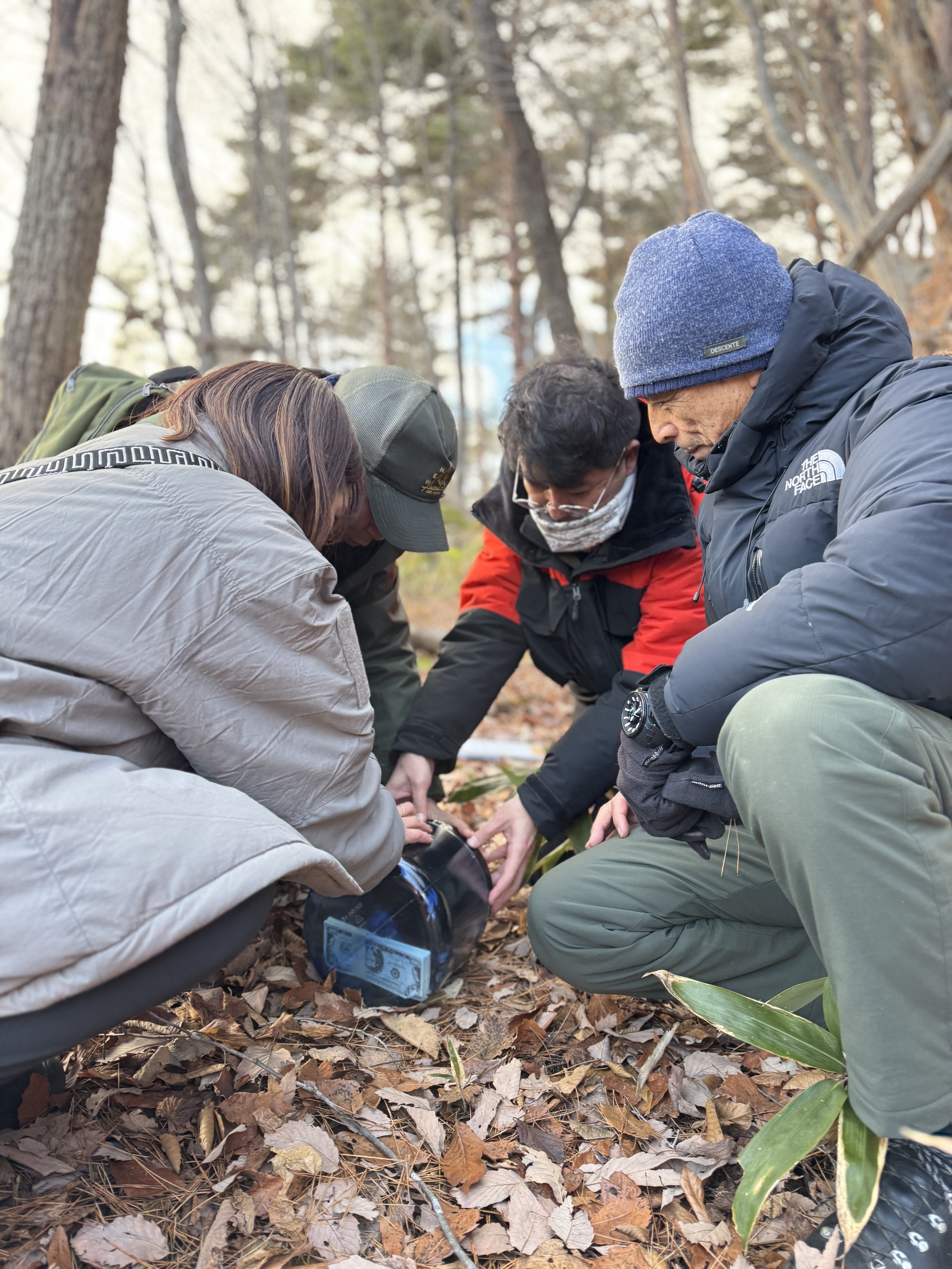 野外で自然を使った学びを行う参加者