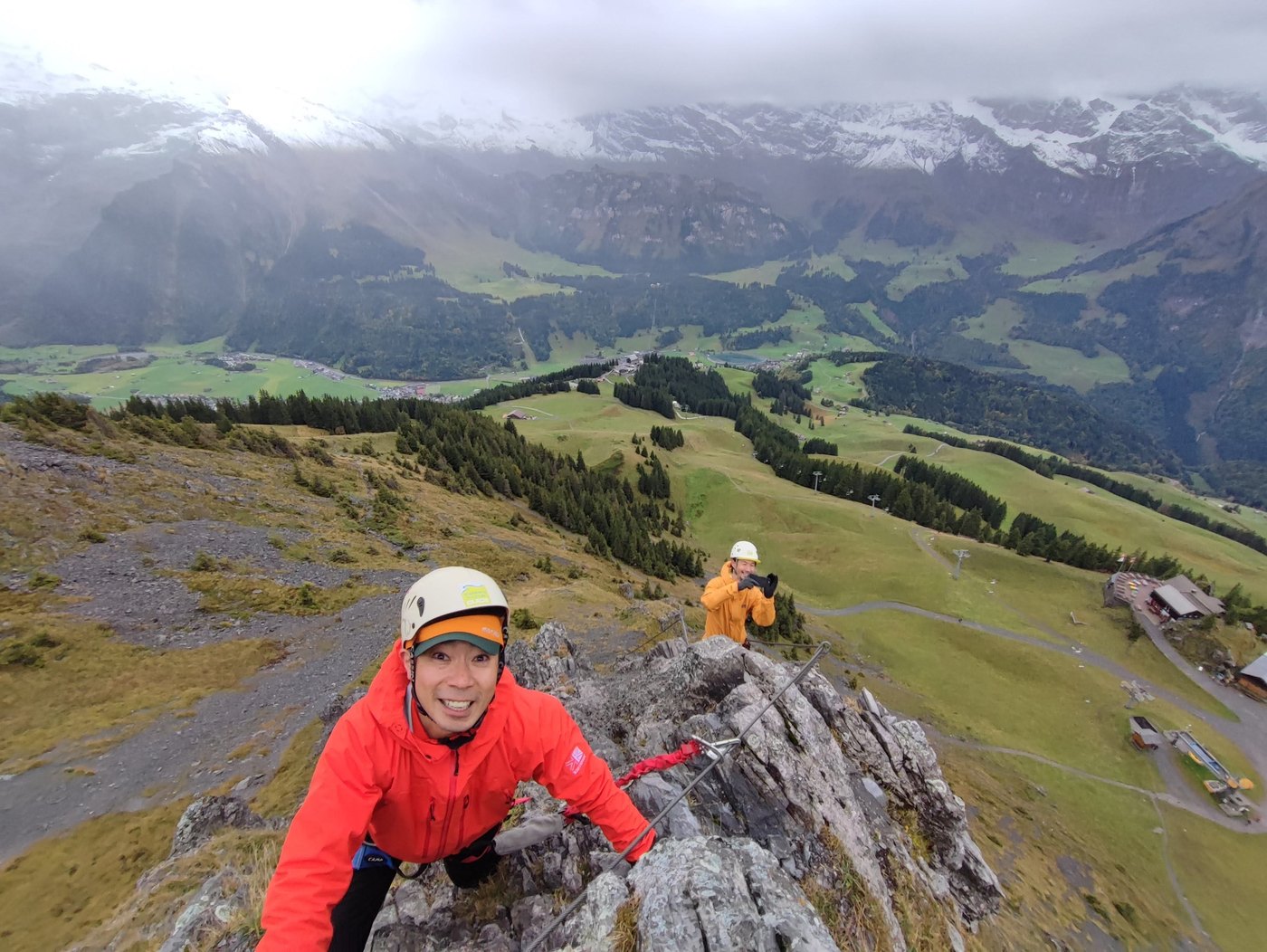 スイスの山岳ルートを登る視察写真