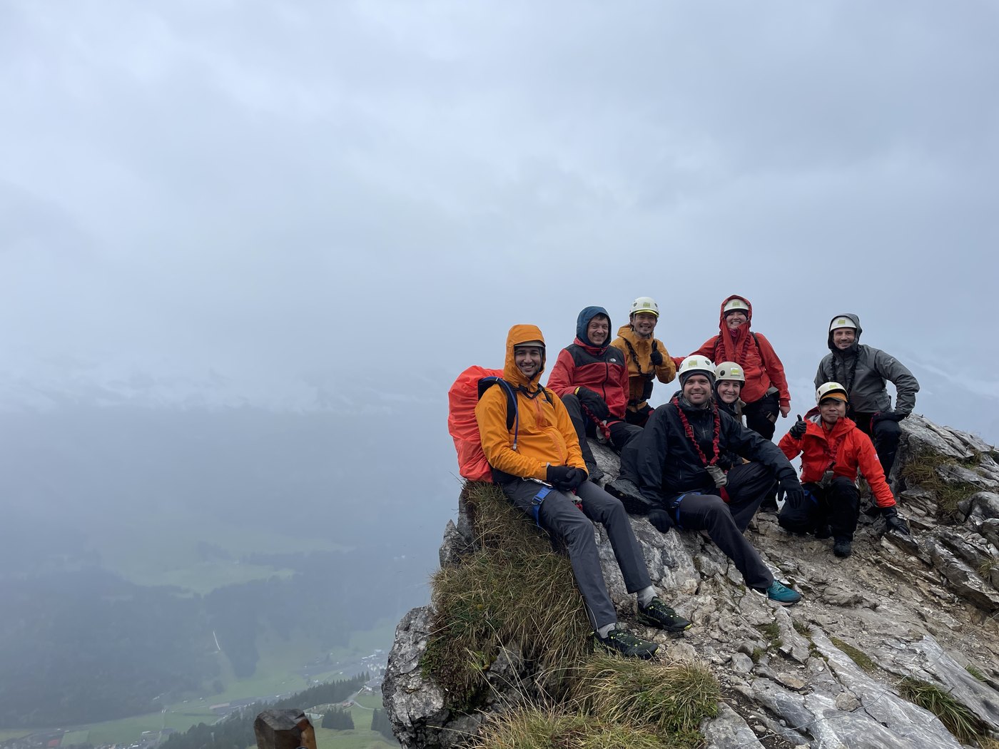 スイスの山岳ルートでの集合写真